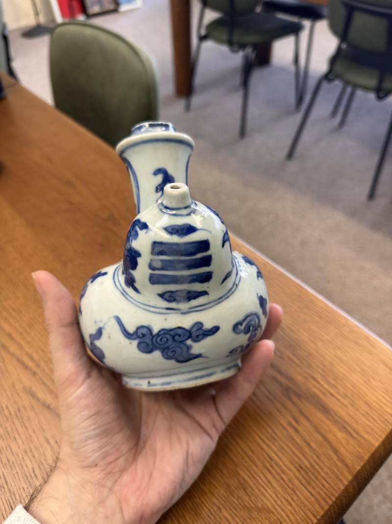 明 青花雲紋軍持 | Santos Collection | A Chinese blue and white 'ruyi cloud' kendi, Ming dynasty - 图5