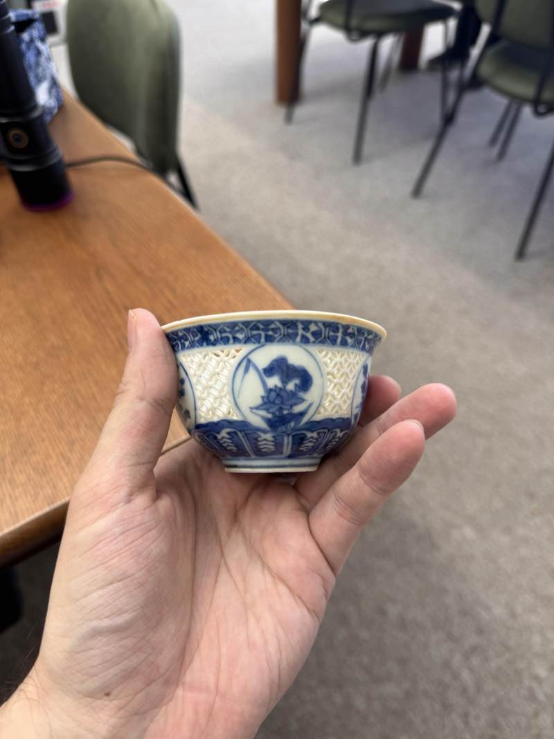 明崇禎 青花花卉紋玲瓏鏤空盌 | Santos Collection | A Chinese blue and white reticulated 'linglong' bowl, Ming dynasty, Chongzhen period - 图2