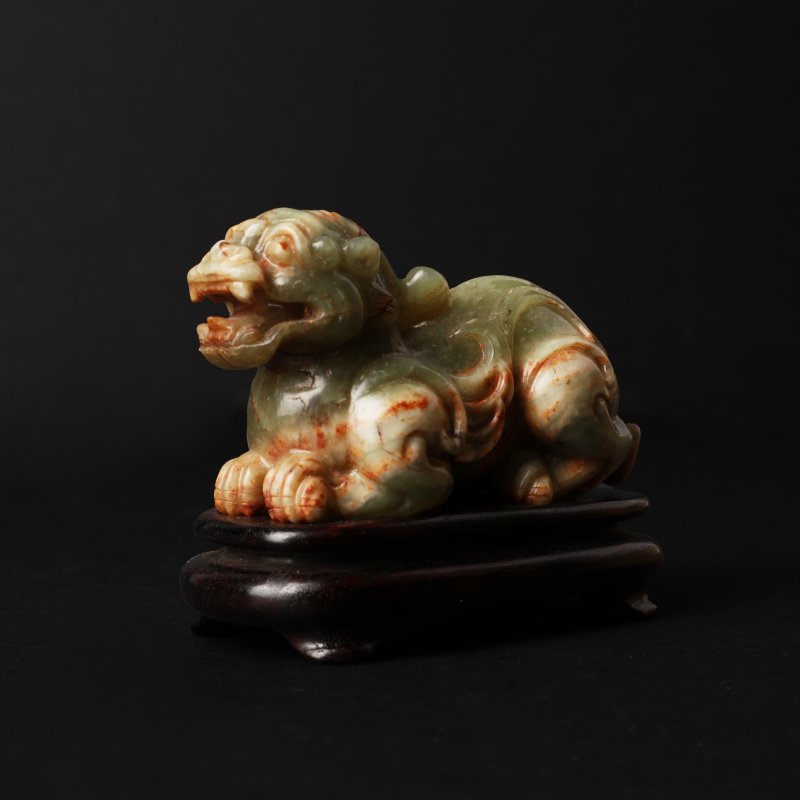 二十世紀 青玉帶皮瑞獸擺件 | A Chinese celadon and russet jade 'mythical beast' carving, 20th century - 图2