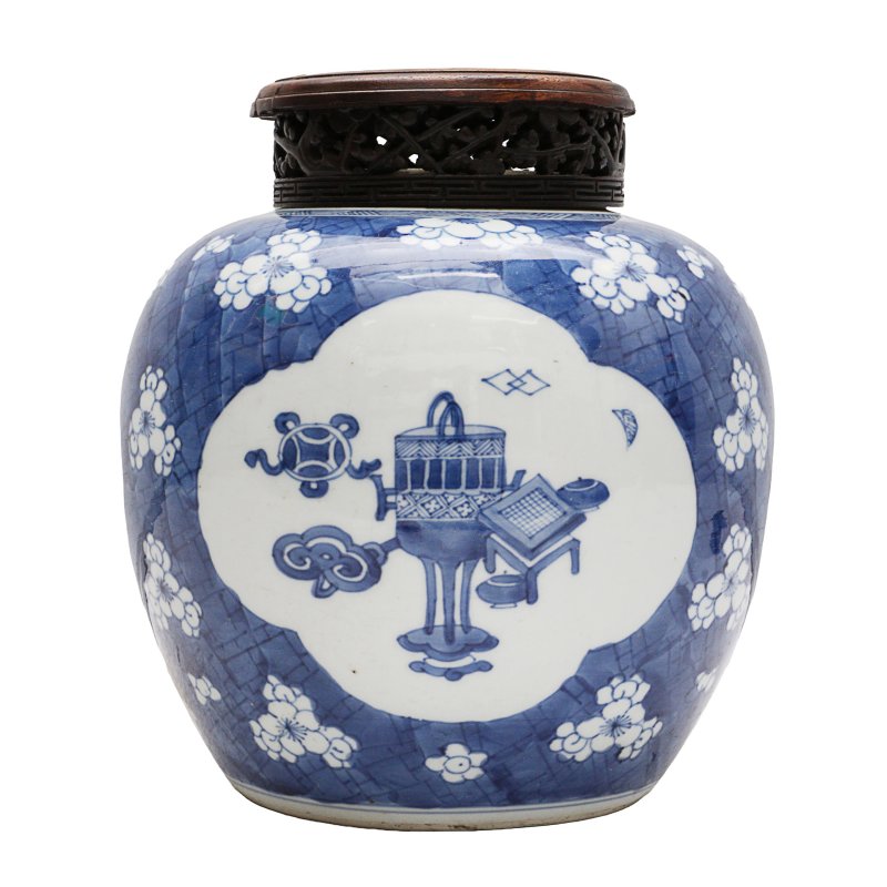 清康熙 青花博古圖罐 | A Chinese blue and white 'precious objects' jar, Qing dynasty, Kangxi period