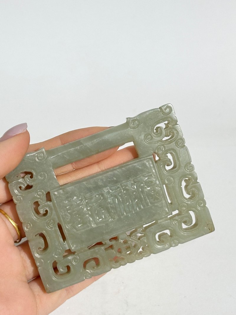 清十九世紀 青玉⌈永葆長春⌋、⌈福祿永喜⌋牌二枚 及座 | TWO GREEN JADE 'LONGEVITY' PLAQUES - 图4