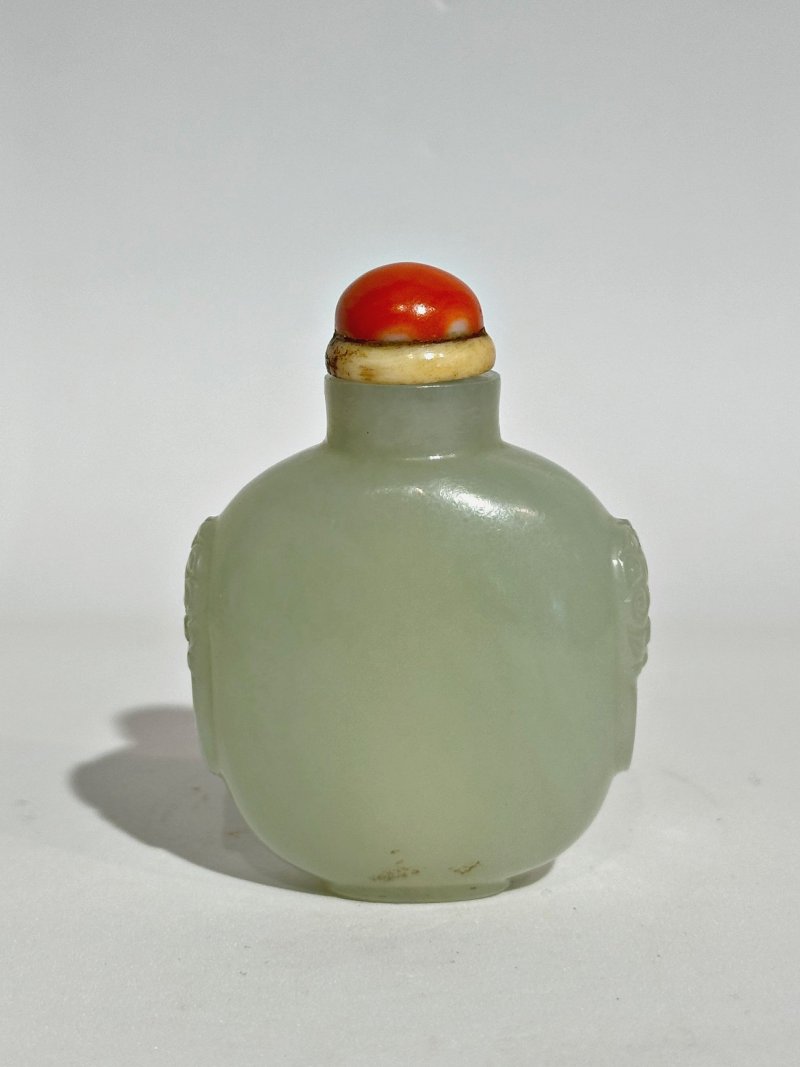 清十九世紀 青玉鋪首銜環鼻煙壺、珊瑚蓋 | A GREEN JADE SNUFF BOTTLE - 图8