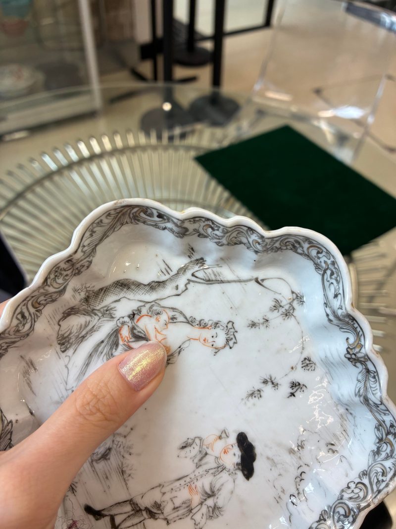 清十八世紀 紋章圖盤及西洋人物圖盤一組兩件 | A Chinese armorial saucer and a 'European subject' saucer, Qing dynasty, 18th century - 图4