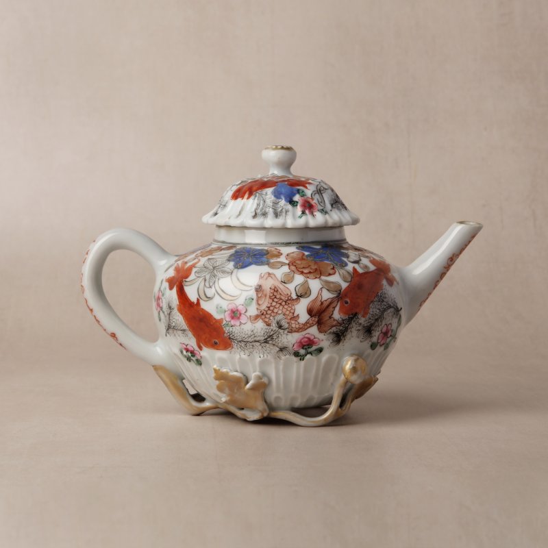 清雍正 粉彩魚藻紋蓋壼 | Santos Collection | A Chinese export famille-rose 'fish pond' teapot, Qing dynasty, Yongzheng period - 图3