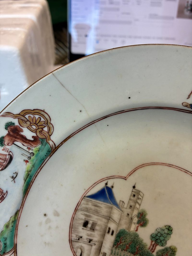清乾隆 約1745年 粉彩紋章圖盤一組三件 | Three fine and rare Chinese export armorial dishes, Qing Dynasty, Qianlong Period, circa 1745 - 图16