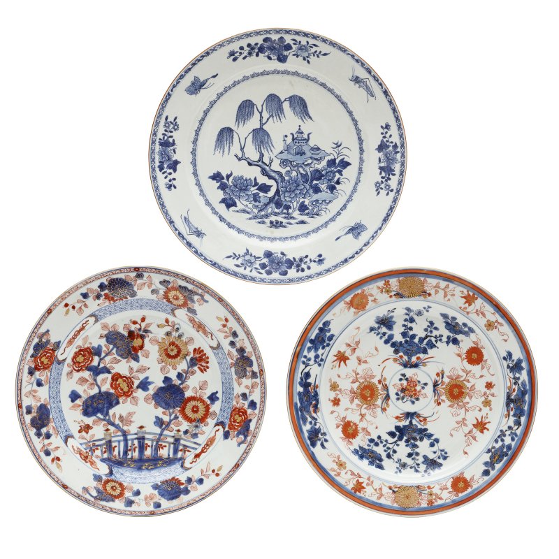 清十八世紀 各式瓷盤 一組三件 | Three Chinese porcelain chargers, Qing dynasty, 18th century