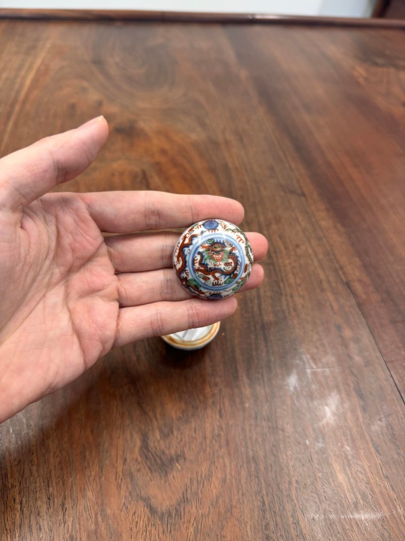 十八/十九世紀 五彩雲龍紋圓小蓋盒 《大明萬曆年製》款 | A small Chinese wucai 'dragon' box and cover, 18th/19th century - 图11