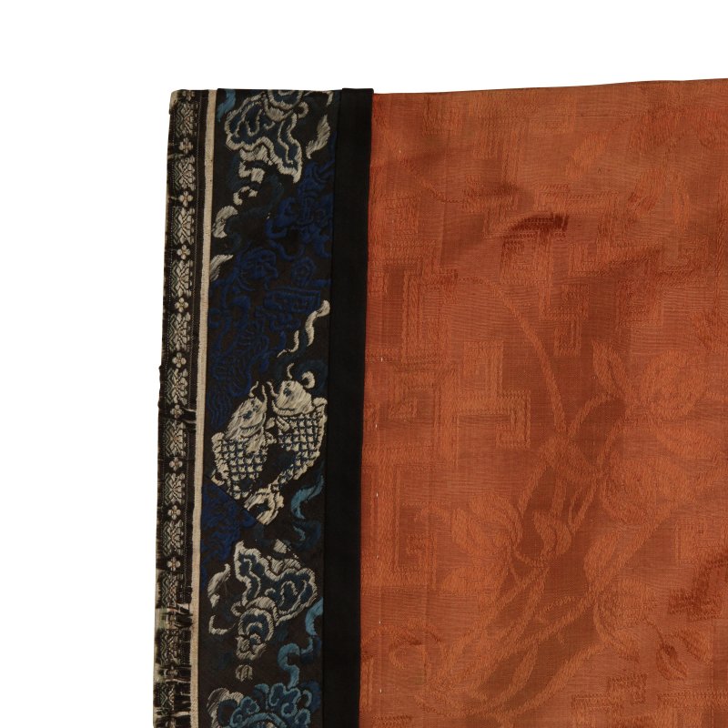 清 紅地緙絲花卉紋夾袍 | A Chinese silk 'floral' robe, Qing dynasty - 图2