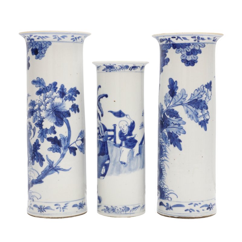 十九/二十世紀 青花人物故事圖及花鳥紋花觚一組三件 | Three Chinese blue and white 'figural' and 'birds' beaker vases, 19th/20th century - 图2
