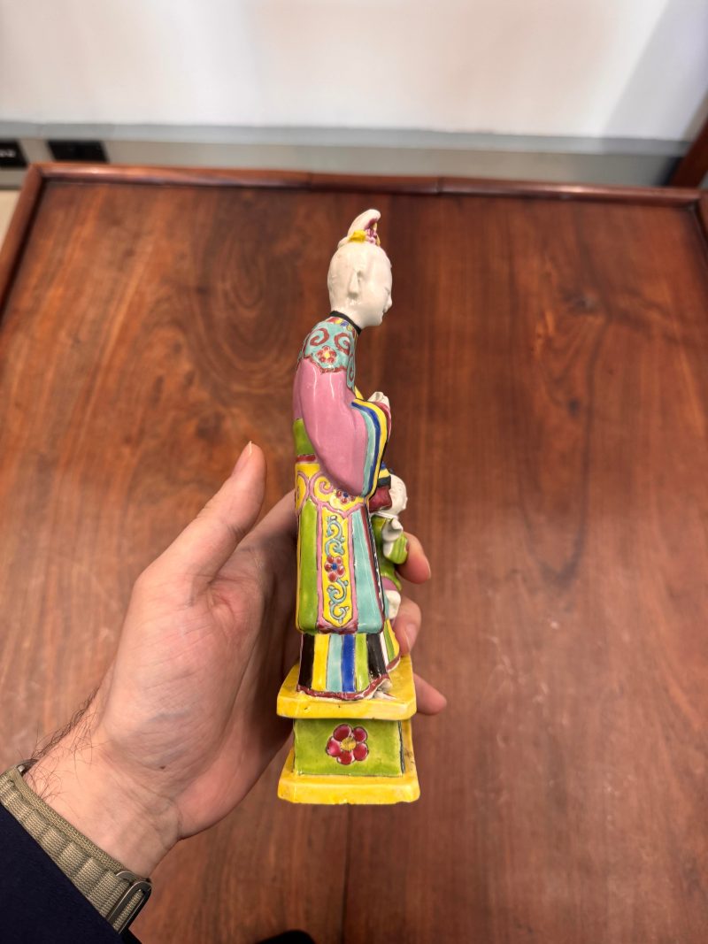 清乾隆 粉彩仕女與童子像 | Santos Collection | A Chinese export famille-rose figure of a lady and boy, Qing dynasty, Qianlong period - 图6