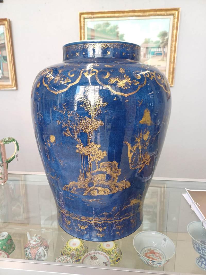 清康熙 灑藍釉描金狩獵圖蓋罐 | Santos Collection | A very large Chinese powder-blue gilt-decorated jar and cover, Qing dynasty, Kangxi period - 图21