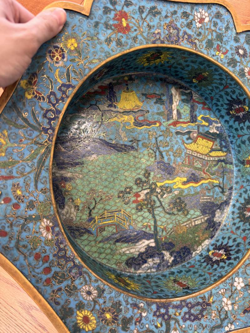 清十七/十八世紀 掐絲琺瑯銅胎鎏金亭台樓閣圖折沿葵口盆 | A fine Chinese cloisonné enamel and gilt-bronze 'pavilion' basin, Qing dynasty, 17th/18th century - 图4