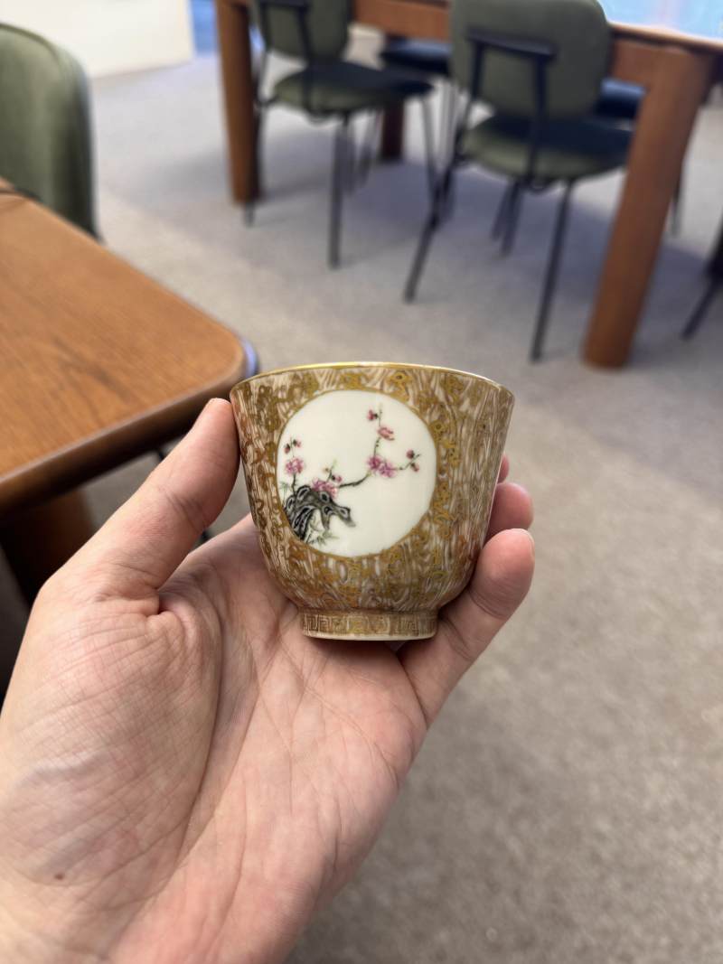 清十八/十九世紀 粉彩仿木紋花卉紋盃 | Santos Collection | A Chinese famile-rose faux-bois 'blossoms' cup, Qing dynasty, 18th-19th century - 图5