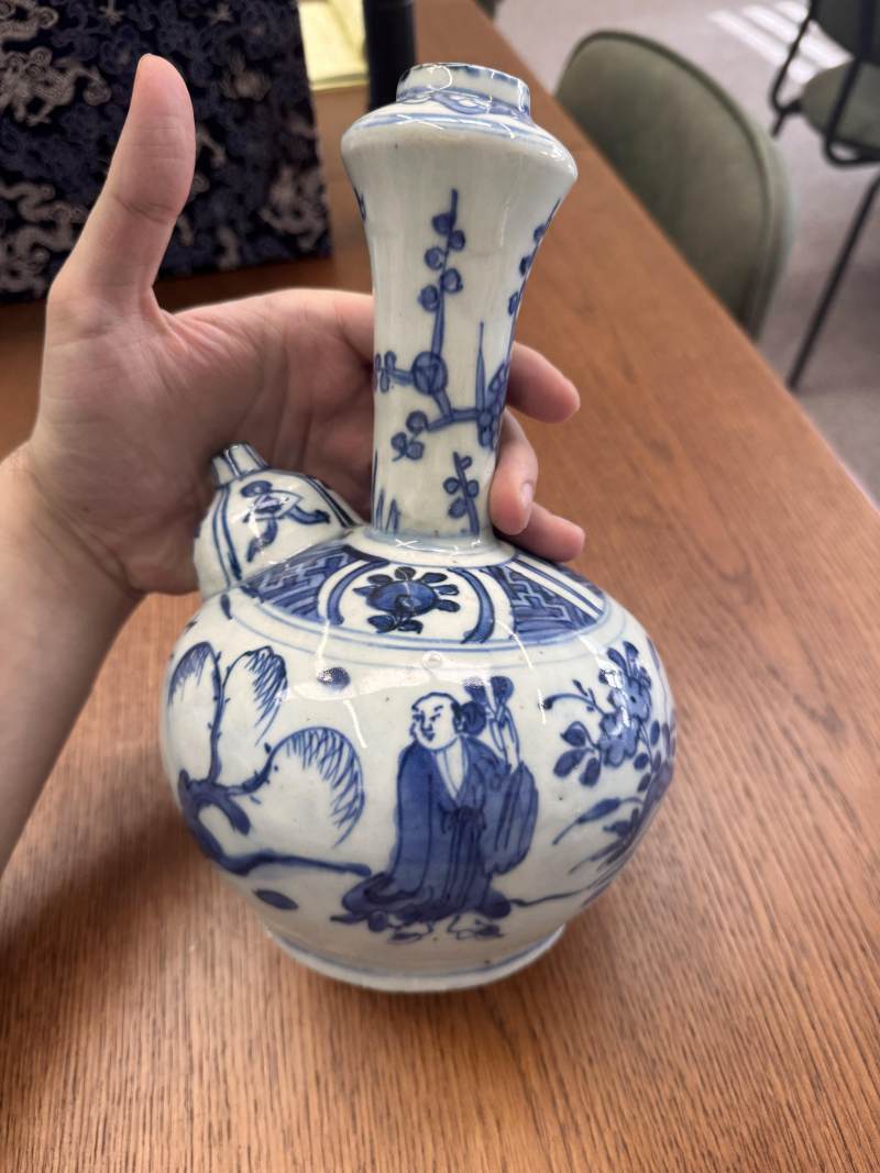 明崇禎/過渡期 青花人物故事圖軍持 | Santos Collection | A Chinese blue and white 'figural' kendi, Transitional period, Chongzhen period - 图13