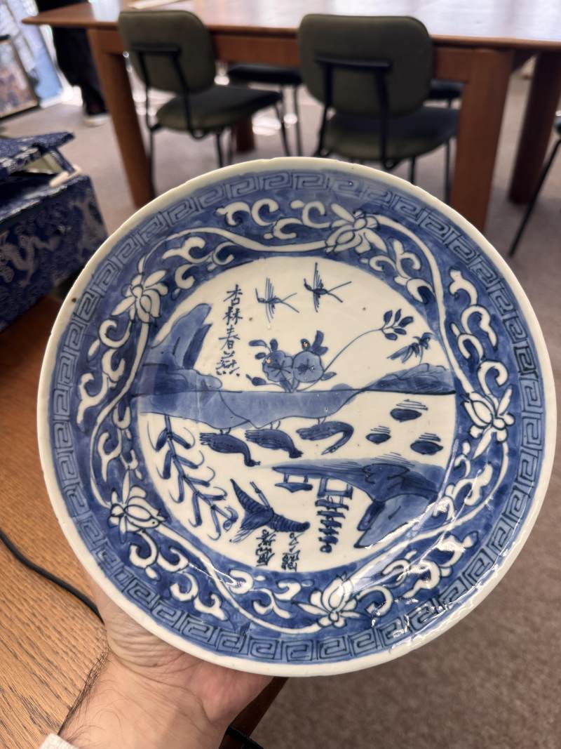 明天啟 古染付青花題詩盤 | Santos Collection | A Chinese kosometsuke blue and white inscribed dish, Ming dynasty, Tianqi period - 图2