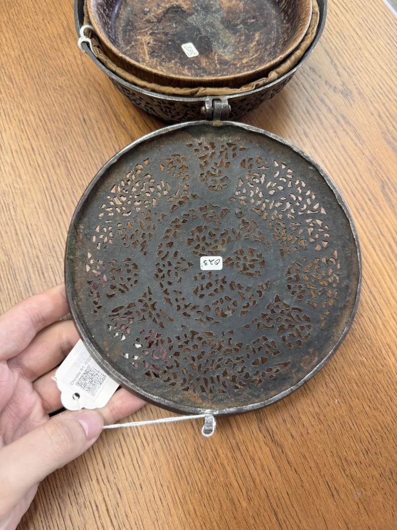 十五/十六世紀 西藏東部德格 鐵鋄金鏤空龍紋蓋盒 | A rare Tibetan gilt-damascened iron bowl box and cover, Derge, Eastern Tibet, 15th/16th century - 图28