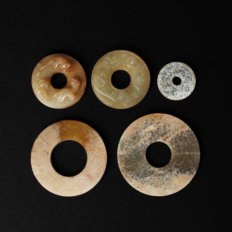 二十世紀 仿古玉璧一組五件 | Five Chinese archaistic jade ‘bi’ discs, 20th century