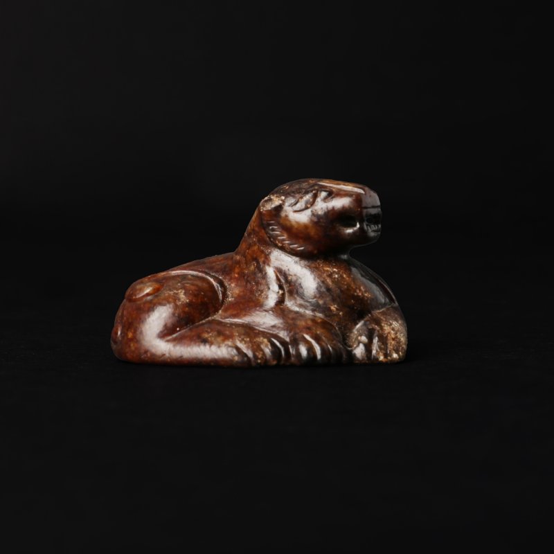 晚清 褐玉臥熊把件 | A Chinese brown jade carving of a recumbent bear, late Qing dynasty