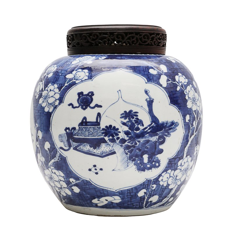 清康熙 青花博古圖罐 | A Chinese blue and white 'precious objects' jar, Qing dynasty, Kangxi period - 图2