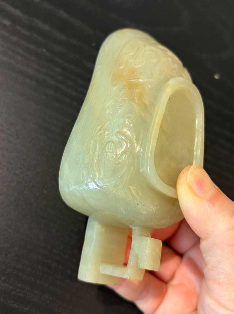 （或）十七/十八世紀 青白玉螭龍紋圈足匜 及座 | A PALE GREEN JADE 'CHI-DRAGON' POURING VESSEL, YI - 图11