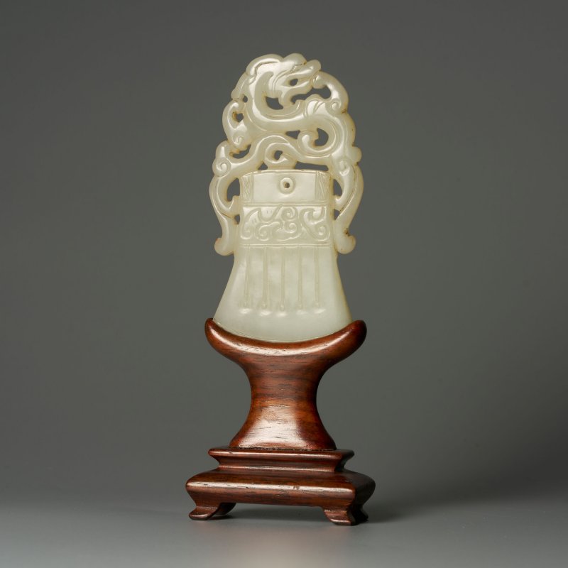 清十九世紀 青白玉⌈府上有龍⌋墜 及座 | A GREENISH WHITE JADE 'DRAGON AND AXE' PENDANT