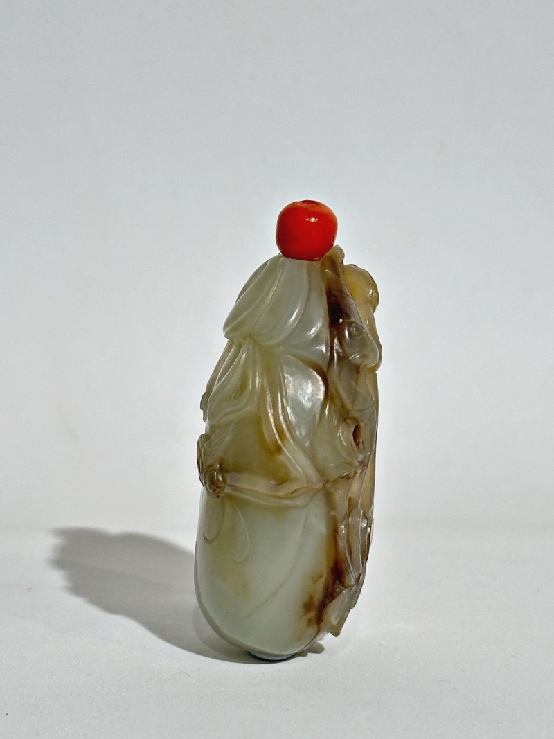 晚清 青玉帶皮「封侯納福」鼻煙壺、珊瑚蓋 | A GREENISH WHITE JADE 'MONKEY AND BAT' SNUFF BOTTLE - 图6
