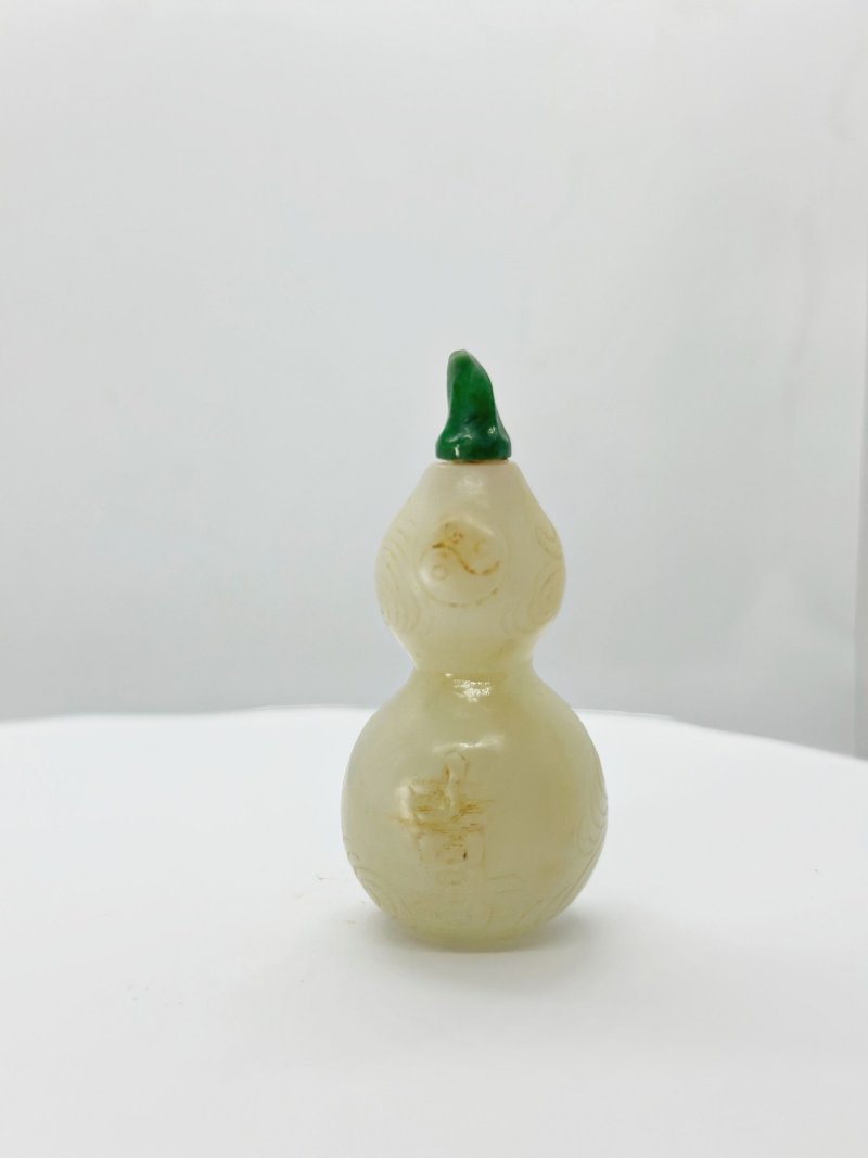 晚清 白玉匏形、黃玉鋪首銜環鼻煙壺二件 | A WHITE JADE 'DOUBLE GOURD' AND A YELLOW JADE SNUFF BOTTLE - 图13