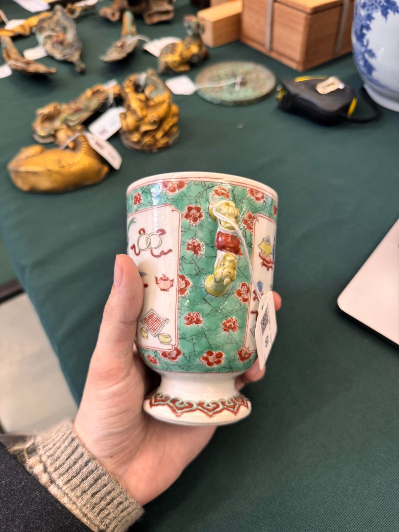 清康熙 五彩博古圖蓋罐 | A Chinese famille-verte twin-handled 'hundred antiques' pot and cover, Qing Dynasty, Kangxi period - 图12