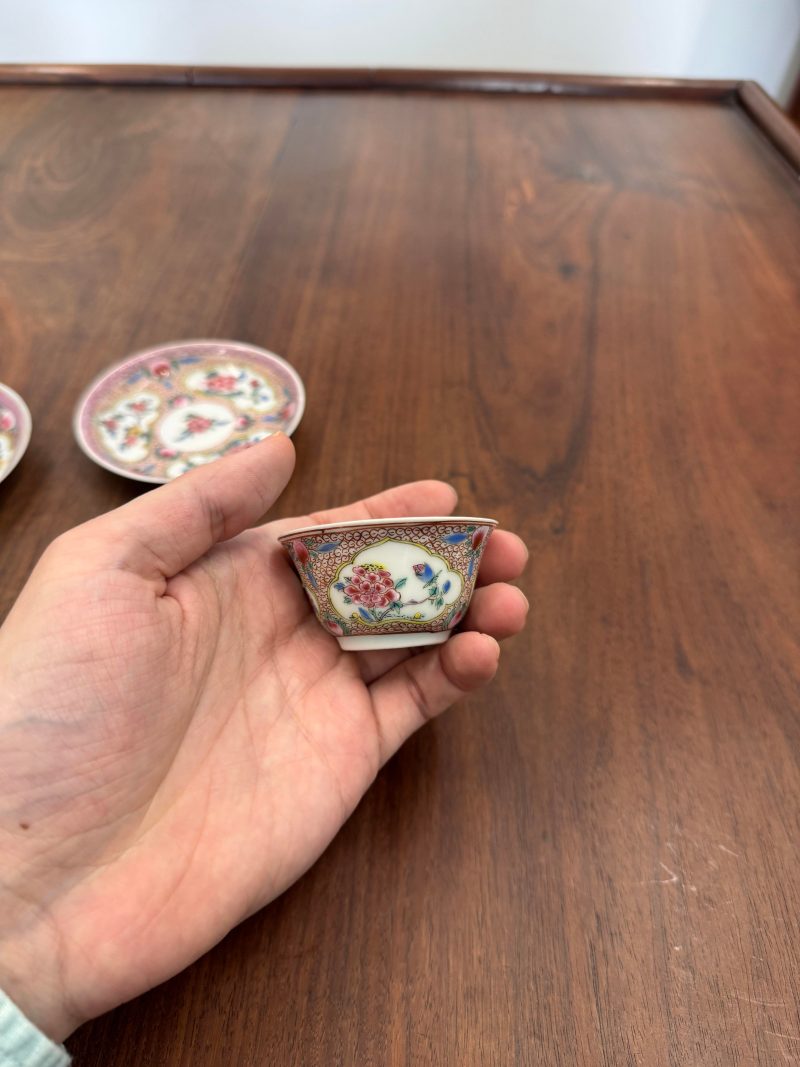 清雍正 外銷花卉紋薄胎盃及小盤兩對 | A pair of Chinese 'eggshell' famille-rose ‘floral’ cups and saucers, Qing dynasty, Yongzheng period - 图21