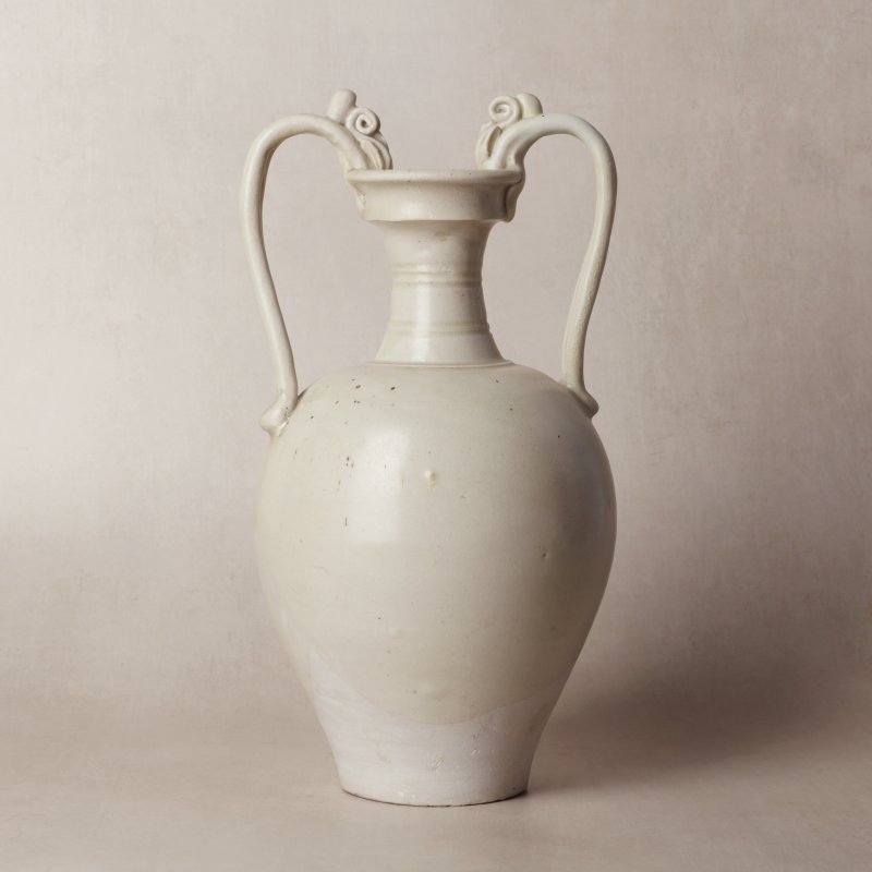 唐 白釉雙螭龍耳瓶 | A Chinese straw-glazed stoneware 'amphora' vase, Tang Dynasty - 图1