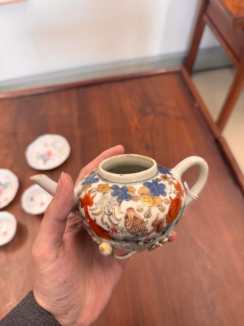 清雍正 粉彩魚藻紋蓋壼 | Santos Collection | A Chinese export famille-rose 'fish pond' teapot, Qing dynasty, Yongzheng period - 图42