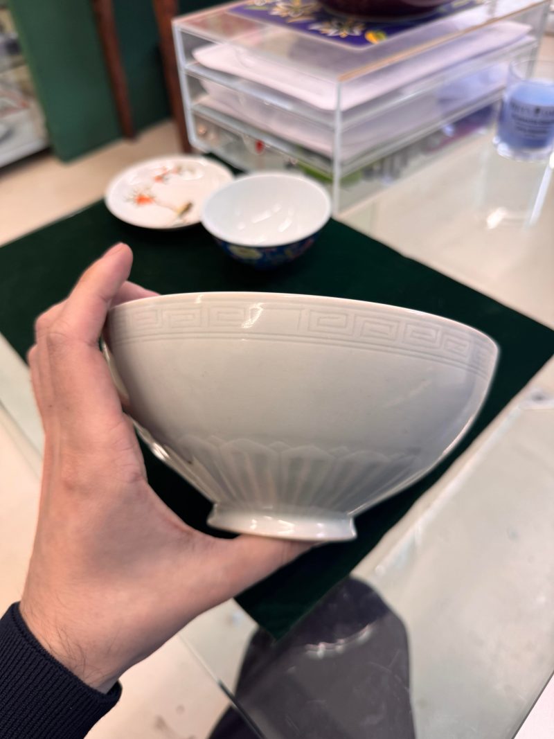 十九/二十世紀 青釉蓮瓣盌 《大清乾隆年製》款 | A Chinese celadon glazed 'lotus' bowl, 19th/20th century - 图10
