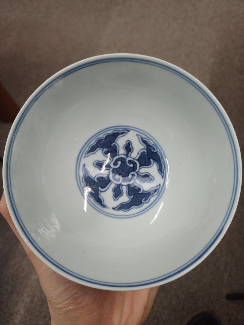 清光緒 青花歲寒三友圖盌 《大清光緒年製》款 | Santos Collection | A Chinese blue and white 'Three Friends of Winter' bowl, Qing dynasty, Guangxu mark and period - 图3