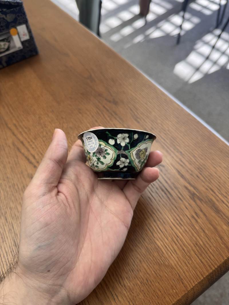 清康熙 墨地五彩花卉紋盃 | Santos Collection | A Chinese famille-noire 'blossoms' cup, Qing dynasty, Kangxi period - 图7