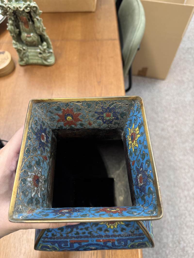 十七世紀 掐絲琺瑯掐絲掐絲銅鍍金饕餮紋方壺 | A fine Chinese cloisonné enamel and gilt-bronze 'taotie' vase, fanghu, Ming dynasty, 17th century - 图49