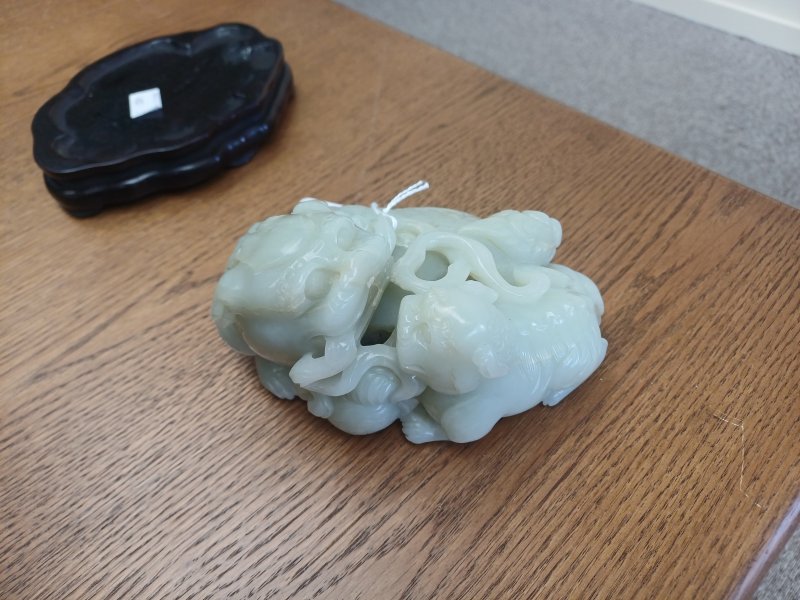 清十九世紀 青白玉太獅少獅擺件 | A large Chinese pale-celadon jade 'Buddhist lions' carving, Qing dynasty, 19th century - 图9
