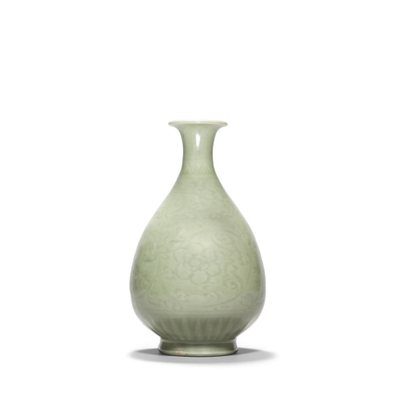 明 龍泉窯青釉花卉紋玉壺春瓶 | A LONGQUAN CELADON-GLAZED 'FLORAL' VASE, YUHUCHUNPING