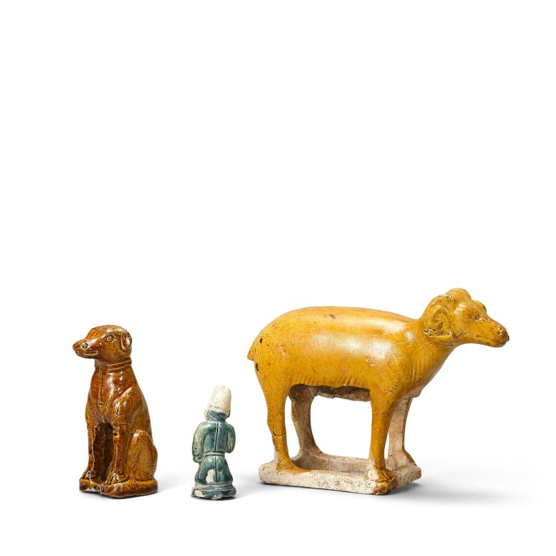 唐 褐釉羊、獵犬及藍釉陶俑 一組三件 | A GROUP OF THREE SMALL POTTERY FIGURES - 图2