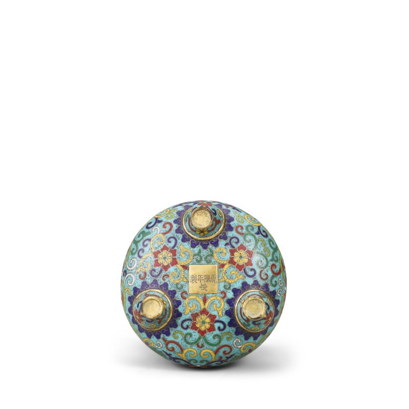 清乾隆 銅胎掐絲琺瑯纏枝蓮紋三⾜爐 | A CLOISONNÉ ENAMEL 'LOTUS' TRIPOD INCENSE BURNER - 图4