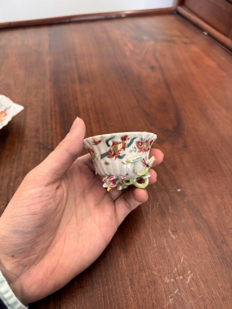 清雍正 粉彩荷塘金魚紋盃及小盤 | Santos Collection | A Chinese export famille-rose 'carp and lotus' cup and saucer, Qing dynasty, Yongzheng period - 图23