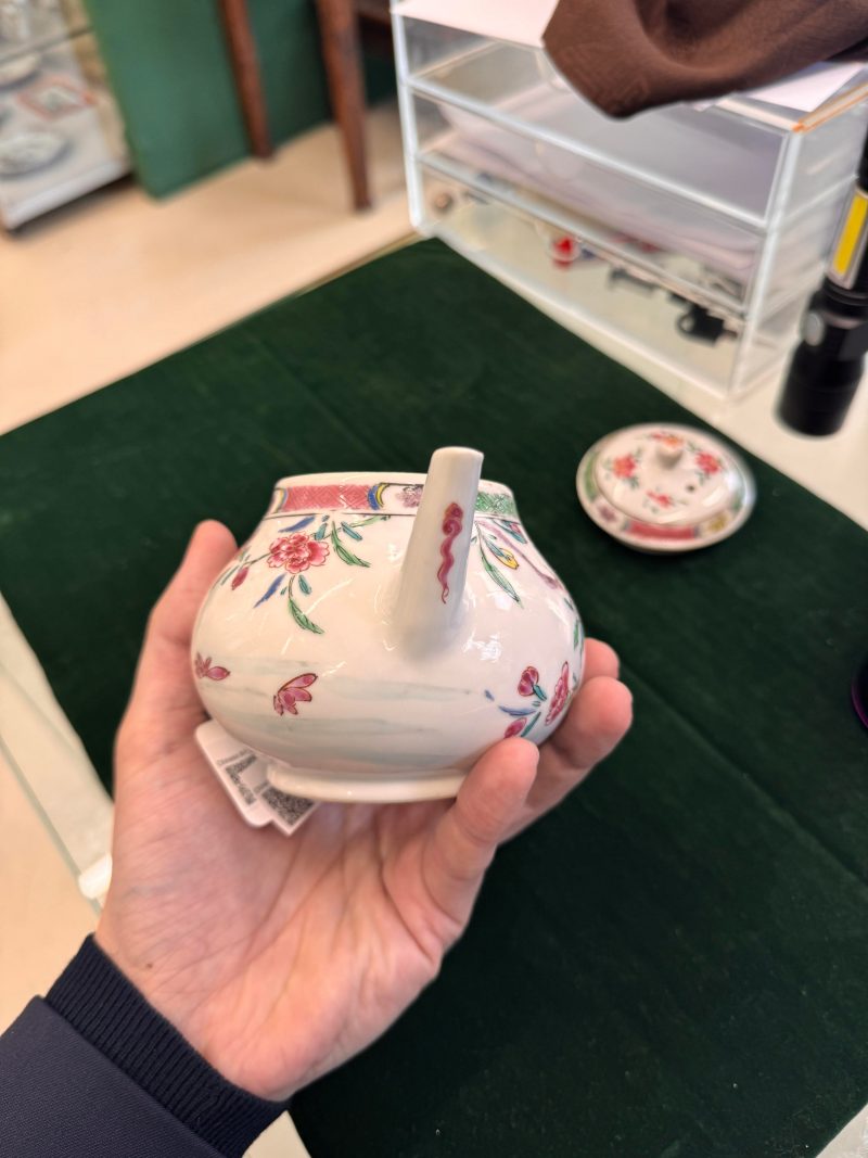 清乾隆 粉彩花卉紋蓋壼 | Santos Collection | A Chinese famille-rose 'floral' teapot, Qing dynasty, Qianlong period - 图22