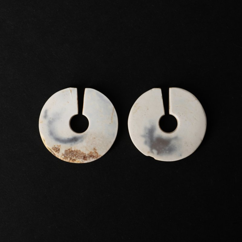 十九/二十世紀 仿古玉玦一對 | A pair of Chinese archaistic jade slit discs, jue, 19th/20th century