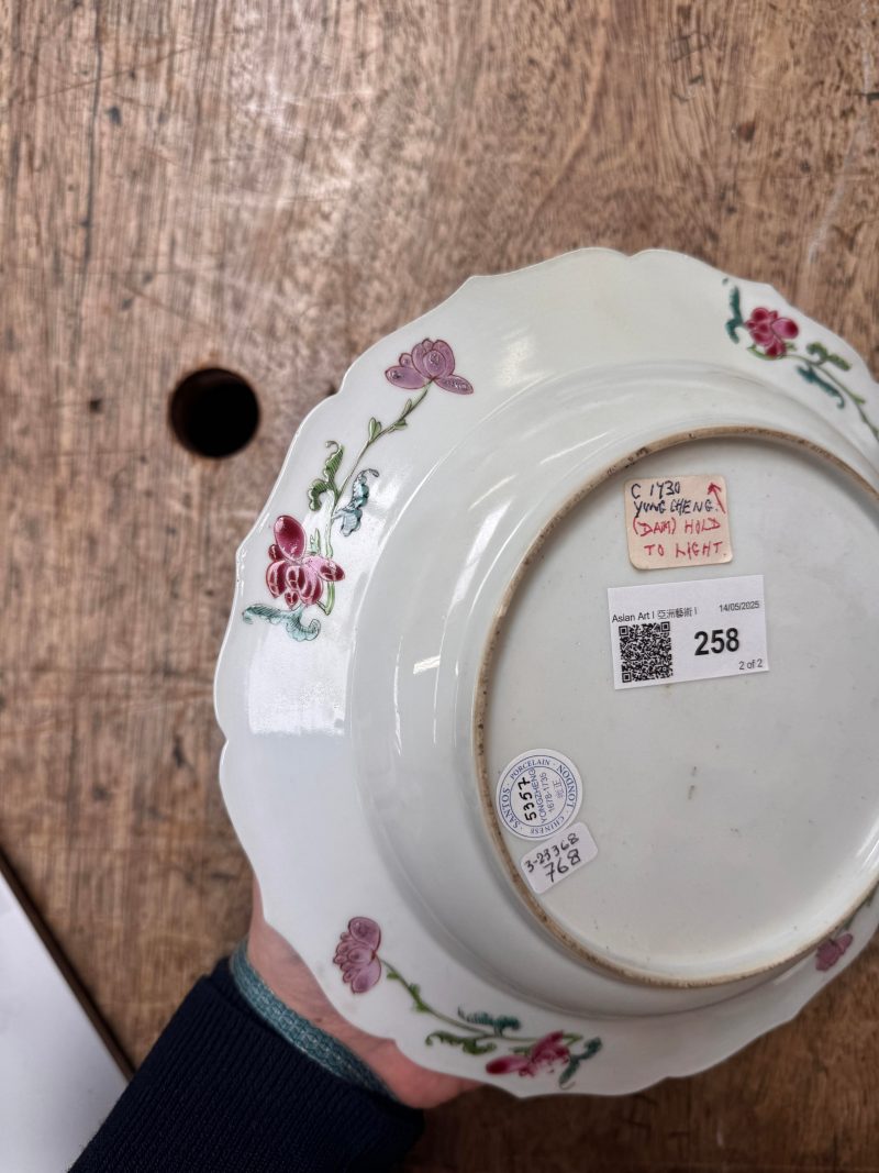 清雍正 約1730年 粉彩開光人物花卉圖花式盤一對 | Santos Collection | A pair of fine Chinese export foliate dishes, Qing dynasty, Yongzheng period, circa 1730 - 图16