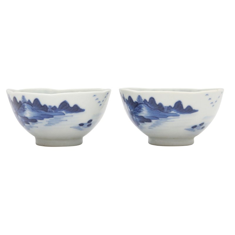 清十八 / 十九世紀 青花山水圖花口盃一對 | Two Chinese blue and white 'landscape' scalloped cups, Qing dynasty, 18th/19th century - 图2