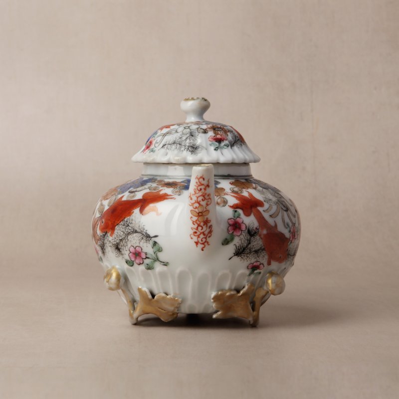 清雍正 粉彩魚藻紋蓋壼 | Santos Collection | A Chinese export famille-rose 'fish pond' teapot, Qing dynasty, Yongzheng period - 图4
