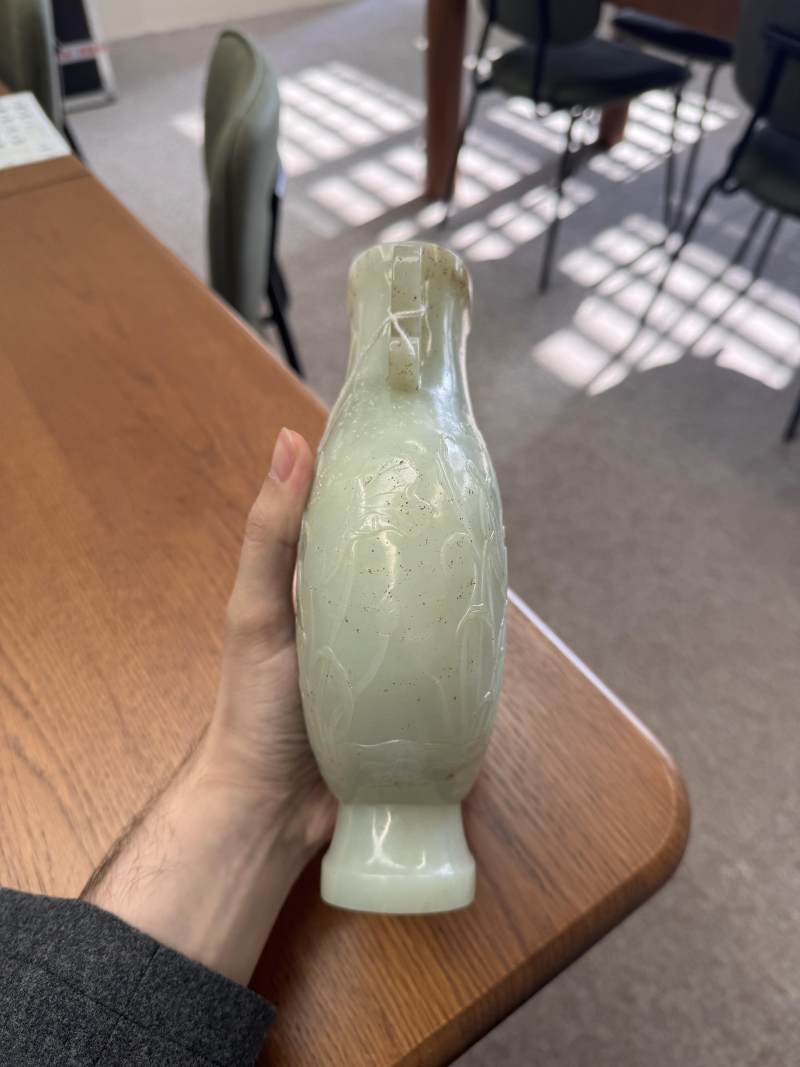 清乾隆 青玉雕蓮塘清趣圖瓶 | A fine Chinese celadon jade 'lotus pond' vase, Qing dynasty, Qianlong period - 图6