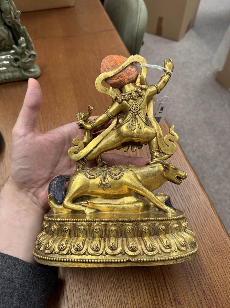 清十八世紀 漢藏銅鍍金閻摩法王立像 | A fine Sino-Tibetan gilt-bronze figure of Yama Dharmaraja and Yami, Qing dynasty, 18th century - 图11