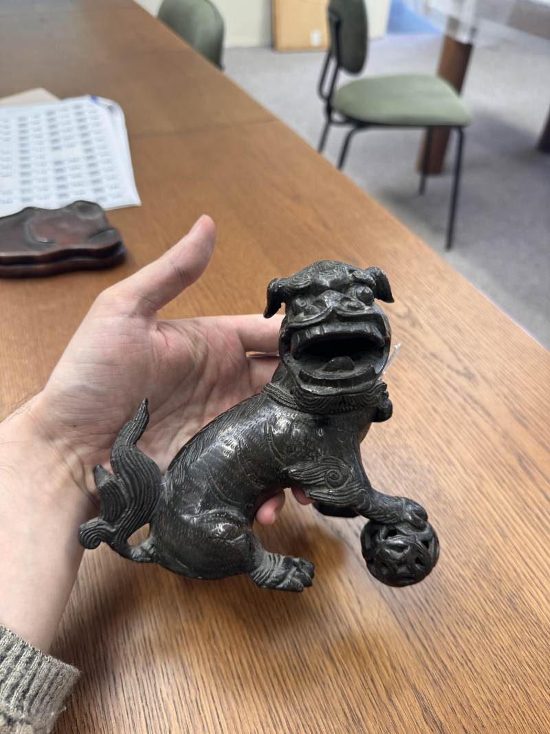 明 銅佛獅坐像 | A Chinese bronze figure of a lion dog, Ming dynasty - 图16