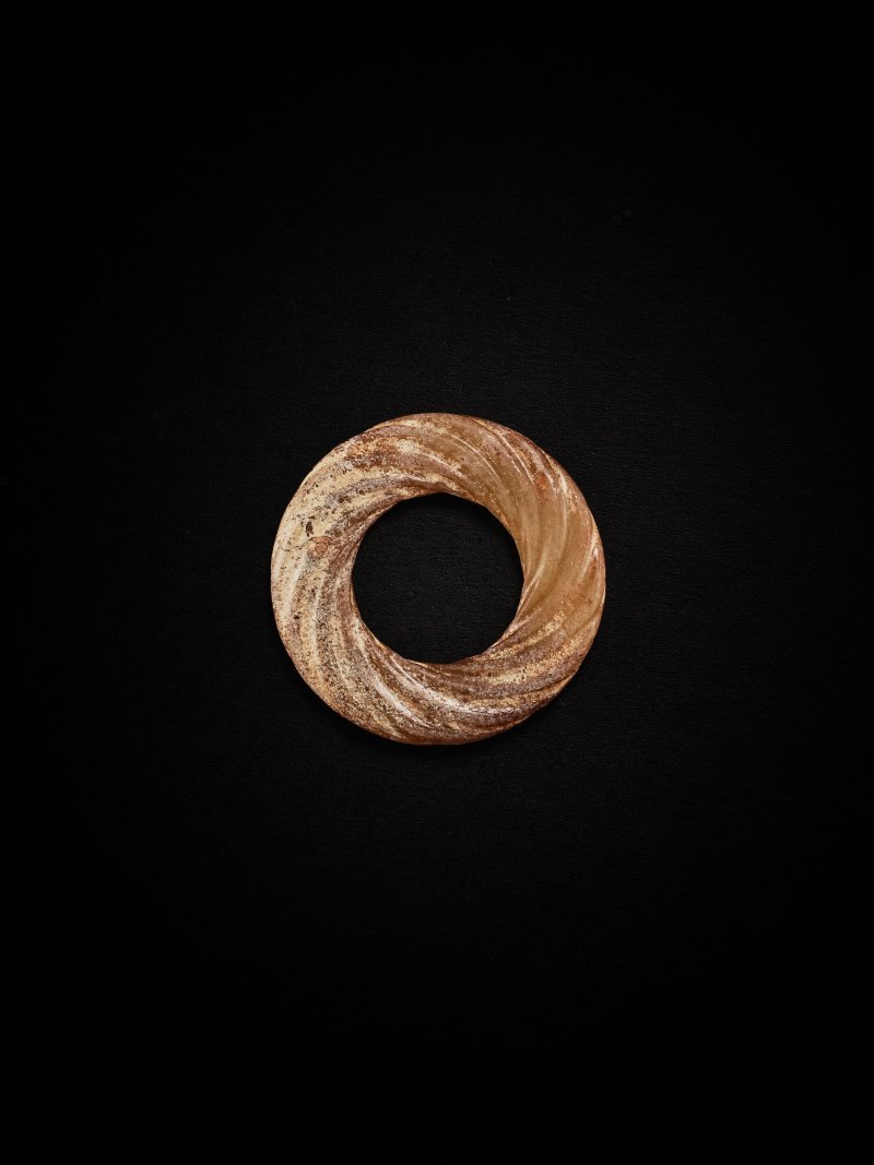 戰國 玉絞絲紋環 | A SMALL JADE 'ROPE-TWIST' RING - 图2