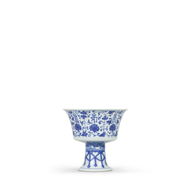 清乾隆 青花纏枝蓮托梵文高足盌 | A BLUE AND WHITE 'LANÇA-CHARACTER' STEM CUP - 图1